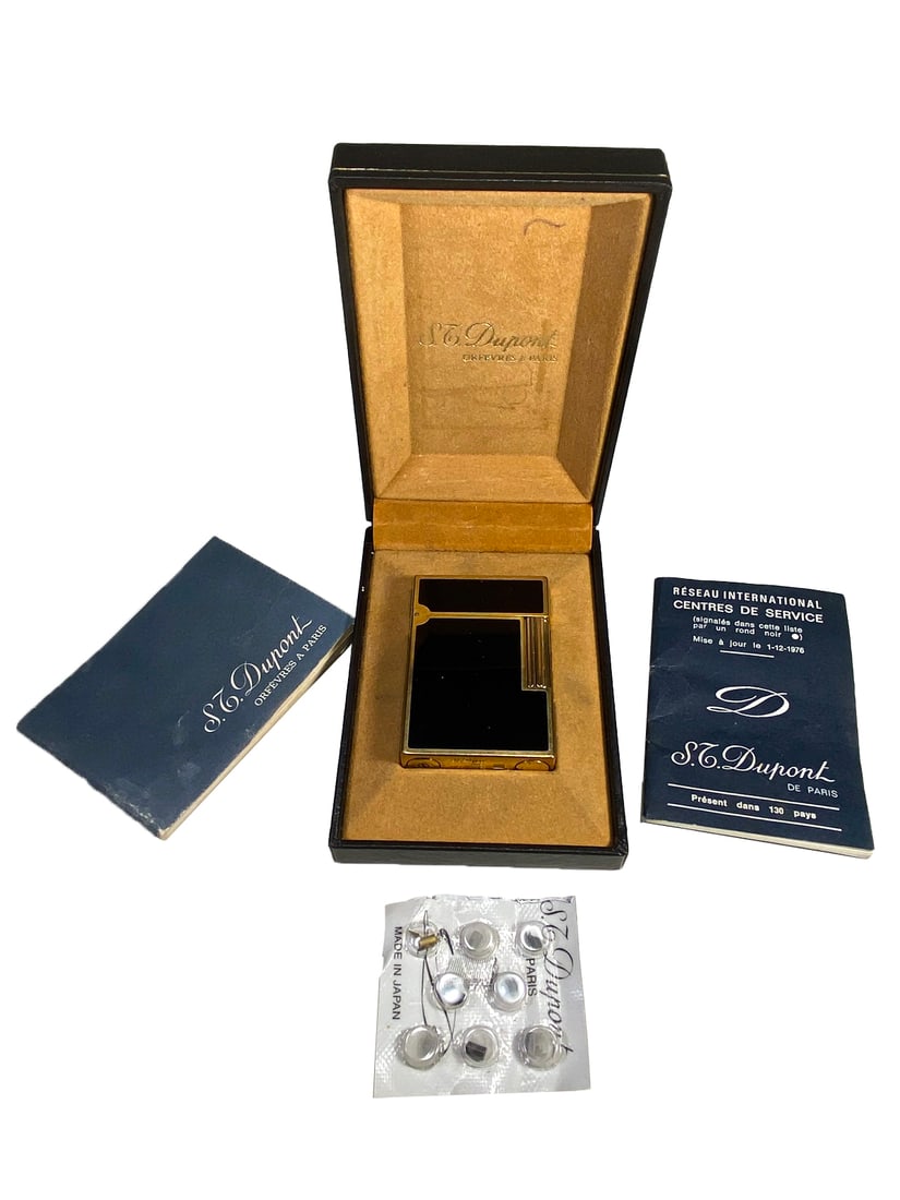 S.T. Dupont, France Lighter: S.T. Dupont, France Lighter. Box: 1 x 4 x 2 5/8 in.Local Pick up call one day before to make an appointment. TO SHIP THIS ITEM IN USA OR INTERNATIONAL, PLEASE CONTACT THE SHIPPERS : 1) UPS store1937-