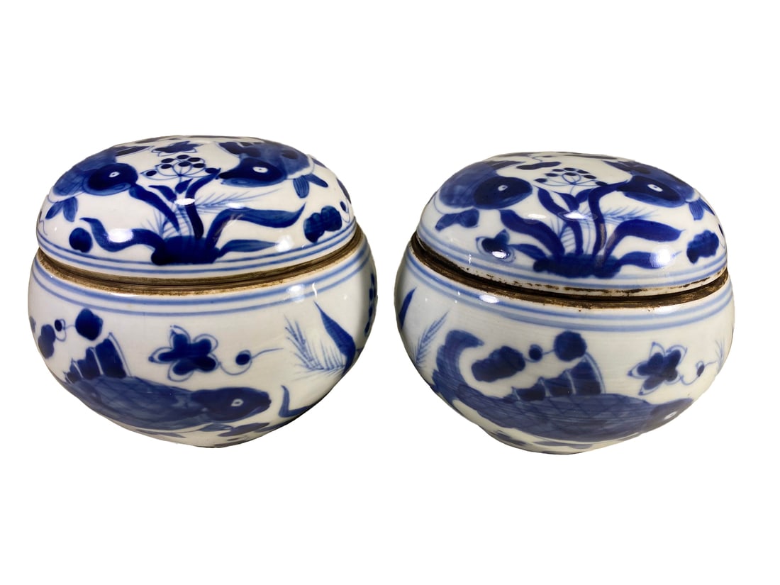 Chinese Pair of Porcelain Round Boxes (1 of 7)