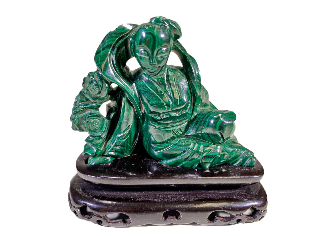 Antique Chinese Malachite Sculpture: Antique Chinese Malachite Sculpture with a wood base. 3 1/2 x 4 x 2 in including base.Local Pick up call one day before to make an appointment. TO SHIP THIS ITEM IN USA OR INTERNATIONAL, PLEASE CONTAC