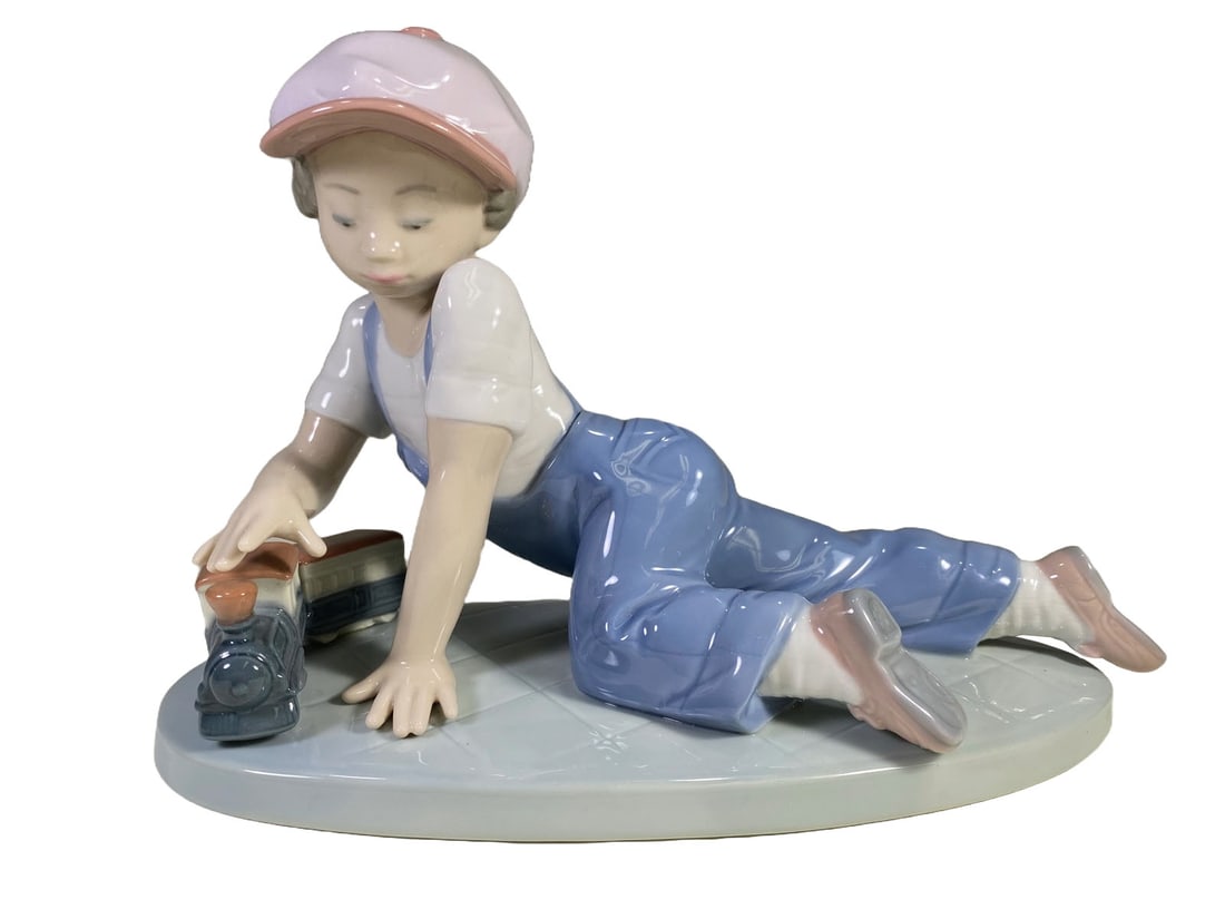 Lladro All Aboard Porcelain Figurine: Lladro All Aboard Porcelain Figurine. 5 x 7 1/2 x 3 1/4 in.Local Pick up call one day before to make an appointment. TO SHIP THIS ITEM IN USA OR INTERNATIONAL, PLEASE CONTACT THE SHIPPERS : 1) UPS sto