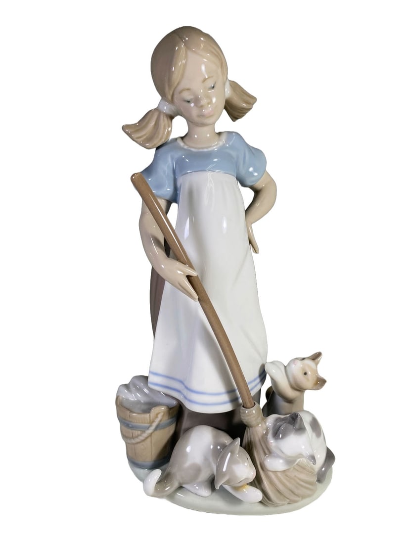 Lladro Playfull Kittens Porcelain Figurine: Lladro Playfull Kittens Porcelain Figurine. 8 1/8 x 4 1/8 x 3 5/8 in.Local Pick up call one day before to make an appointment. TO SHIP THIS ITEM IN USA OR INTERNATIONAL, PLEASE CONTACT THE SHIPPERS : 