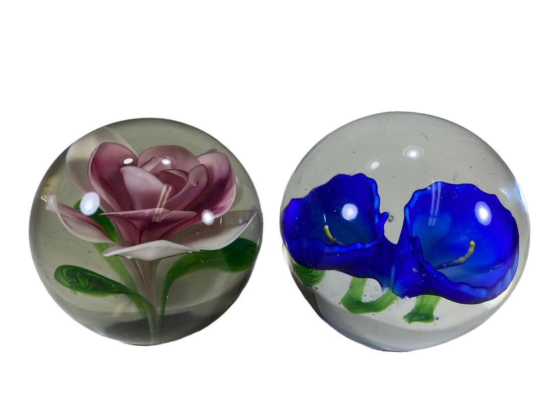 2 Vintage Studio Art Glass Paperweights: 2 Vintage Studio Art Glass Paperweights. 2 3/4 x 3 1/8 in and 2 1/2 x 2 3/4 in.Local Pick up call one day before to make an appointment. TO SHIP THIS ITEM IN USA OR INTERNATIONAL, PLEASE CONTACT THE S
