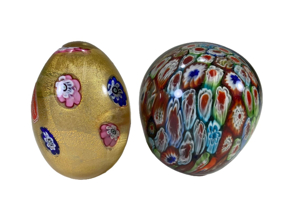 2 Vintage Studio Art Glass Paperweights: 2 Vintage Studio Art Glass Paperweights. 3 1/8 x 2 7/8 in and 3 1/4 x 2 3/8 in.Local Pick up call one day before to make an appointment. TO SHIP THIS ITEM IN USA OR INTERNATIONAL, PLEASE CONTACT THE S