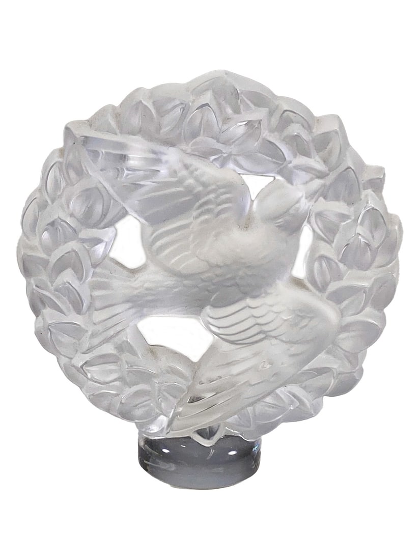 Lalique Pax Dove in Wreath Glass Seal: Lalique Pax Dove in Wreath Glass Seal. 3 1/8 x 2 7/8 x 1 in.Local Pick up call one day before to make an appointment. TO SHIP THIS ITEM IN USA OR INTERNATIONAL, PLEASE CONTACT THE SHIPPERS : 1) UPS st