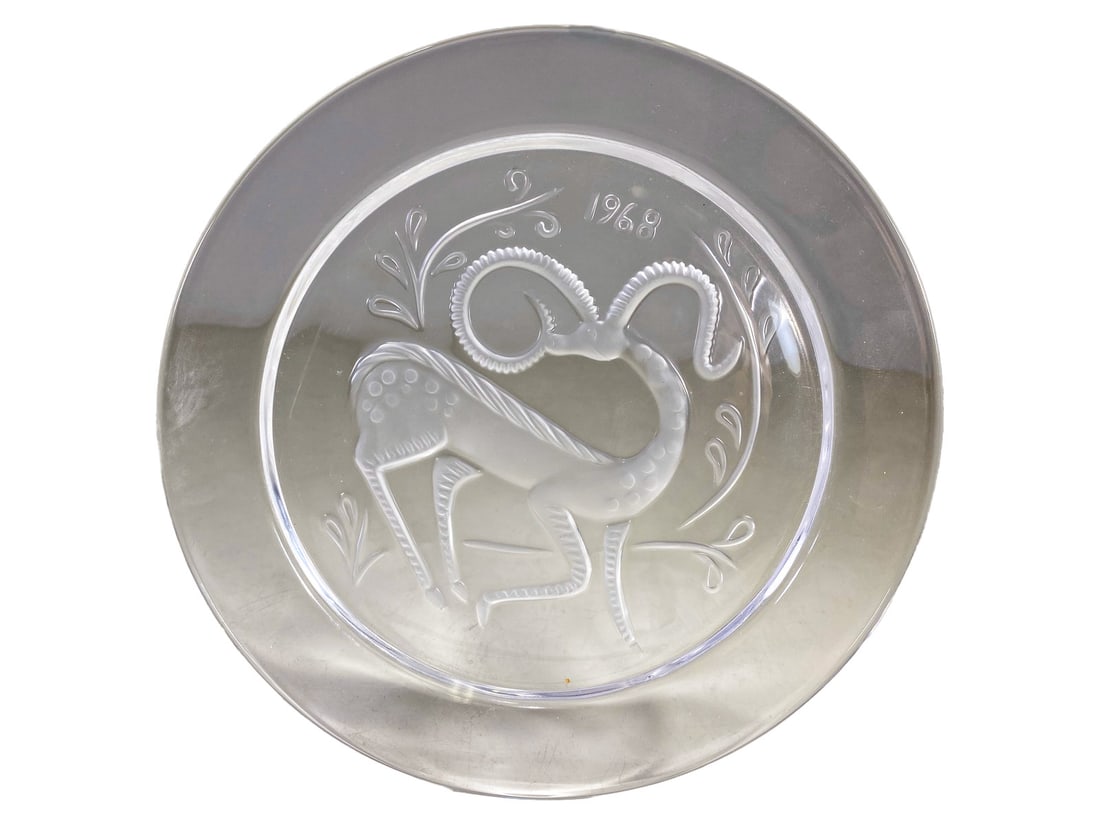 Lalique Gazelle 1968 Annual Crystal Plate: Lalique Gazelle 1968 Annual Crystal Plate. 8 1/4 in diameter.Local Pick up call one day before to make an appointment. TO SHIP THIS ITEM IN USA OR INTERNATIONAL, PLEASE CONTACT THE SHIPPERS : 1) UPS s