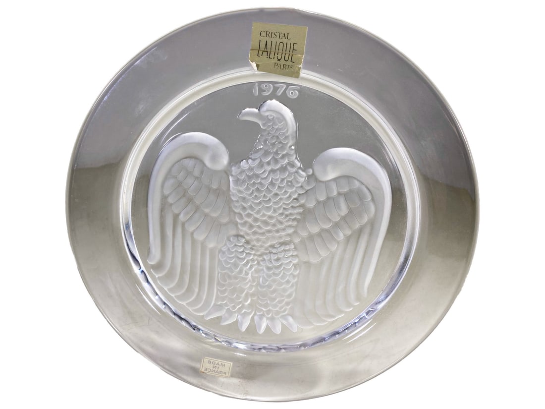 Lalique Bicentennial 1776-1976 Crystal Plate: Lalique Bicentennial 1776-1976 Crystal Plate. 8 3/8 in diameter.Local Pick up call one day before to make an appointment. TO SHIP THIS ITEM IN USA OR INTERNATIONAL, PLEASE CONTACT THE SHIPPERS : 1) UP