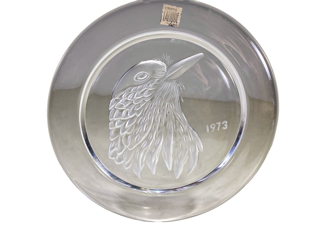 Lalique Jayling Bird 1973 Annual Crystal Plate: Lalique Jayling Bird 1973 Annual Crystal Plate. 8 3/8 in diameter.Local Pick up call one day before to make an appointment. TO SHIP THIS ITEM IN USA OR INTERNATIONAL, PLEASE CONTACT THE SHIPPERS : 1) 