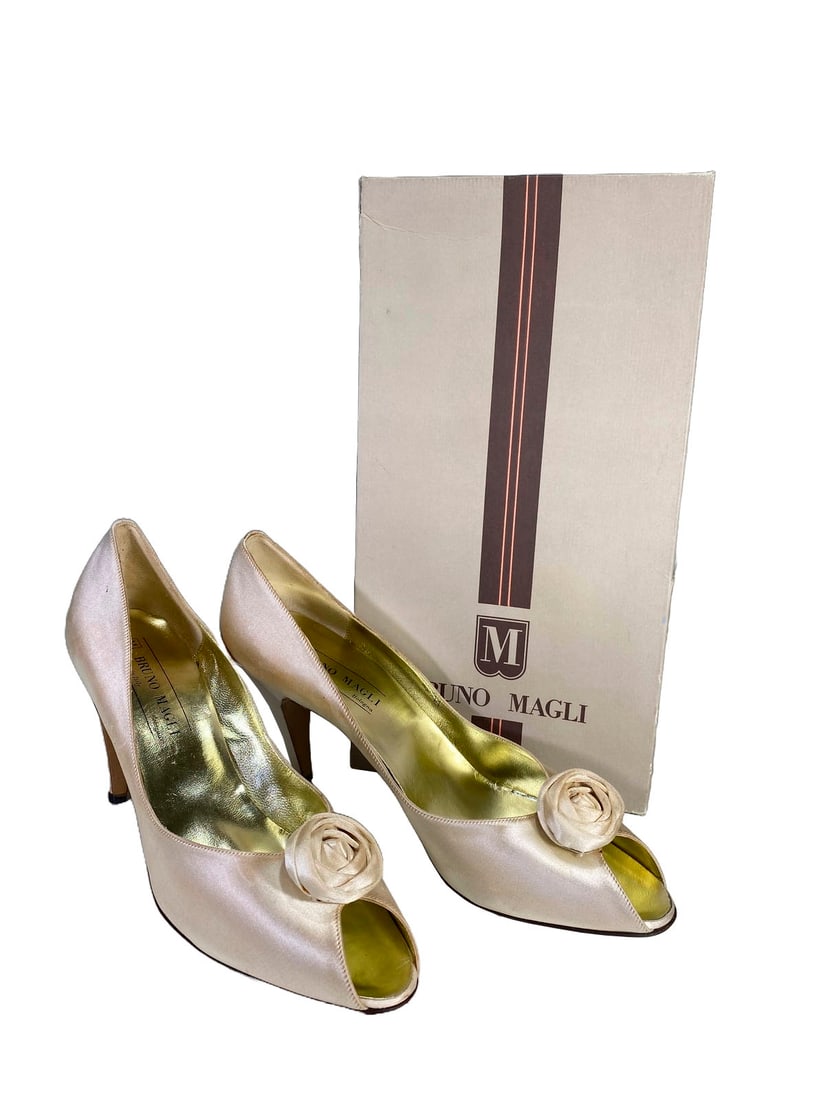 Italian Bruno Magli Leather Ladies Shoes, unused, size 9 1/2: Italian Bruno Magli Leather Ladies Shoes, unused, size 9 1/2. Box: 3 3/4 x 12 1/4 x 6 3/8 in.Local Pick up call one day before to make an appointment. TO SHIP THIS ITEM IN USA OR INTERNATIONAL, PLEASE