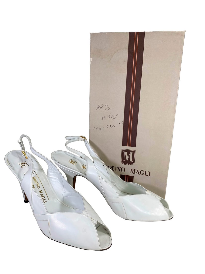 Italian Bruno Magli Leather Ladies Shoes, unused, size 9 1/2: Italian Bruno Magli Leather Ladies Shoes, unused, size 9 1/2. Box: 3 3/4 x 12 1/4 x 6 3/8 in.Local Pick up call one day before to make an appointment. TO SHIP THIS ITEM IN USA OR INTERNATIONAL, PLEASE