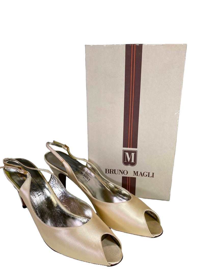 Italian Bruno Magli Leather Ladies Shoes, unused, size 9 1/2: Italian Bruno Magli Leather Ladies Shoes, unused, size 9 1/2. Box: 3 1/2 x 11 1/4 x 6 1/2 in.Local Pick up call one day before to make an appointment. TO SHIP THIS ITEM IN USA OR INTERNATIONAL, PLEASE