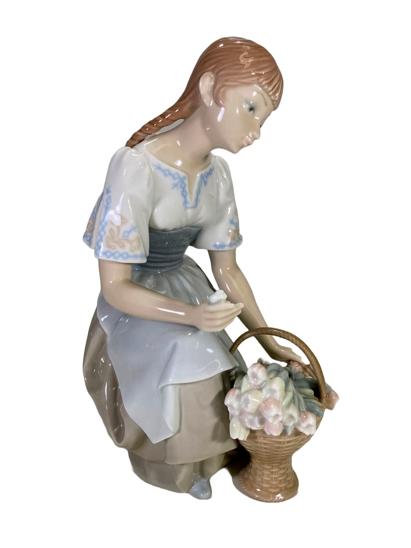 Lladro Girl with Tulips Porcelain Figurine: Lladro Girl with Tulips Porcelain Figurine. 10 1/4 x 6 7/8 x 4 3/4 in.Local Pick up call one day before to make an appointment. TO SHIP THIS ITEM IN USA OR INTERNATIONAL, PLEASE CONTACT THE SHIPPERS :