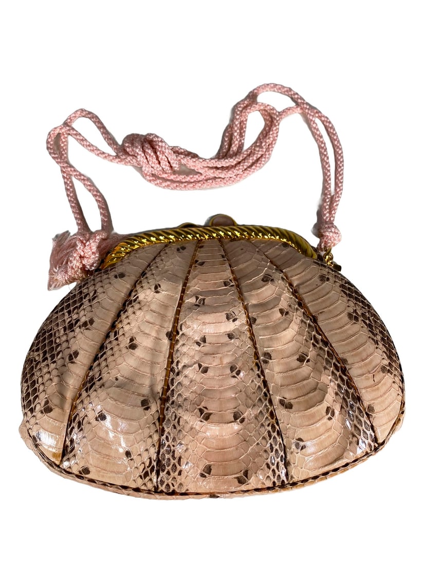 Judith Leiber Ladies Hand Bag: Judith Leiber Ladies Hand Bag. 6 1/2 x 8 x 2 in. Box: 2 7/8 x 9 1/2 x 7 1/2 in.Local Pick up call one day before to make an appointment. TO SHIP THIS ITEM IN USA OR INTERNATIONAL, PLEASE CONTACT THE S