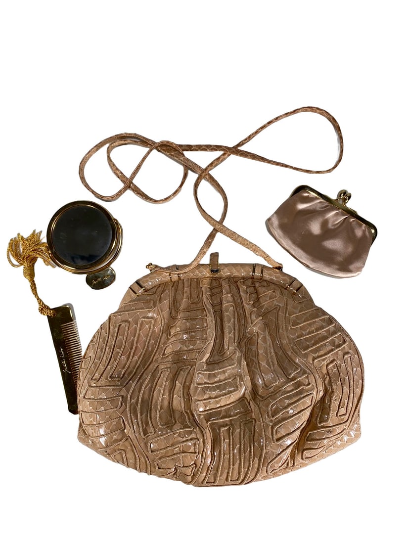 Judith Leiber Ladies Hand Bag: Judith Leiber Ladies Hand Bag. 6 5/8 x 8 3/8 x 2 1/2 in. Box: 2 5/8 x 9 1/4 x 7 1/4 in.Local Pick up call one day before to make an appointment. TO SHIP THIS ITEM IN USA OR INTERNATIONAL, PLEASE CONTA