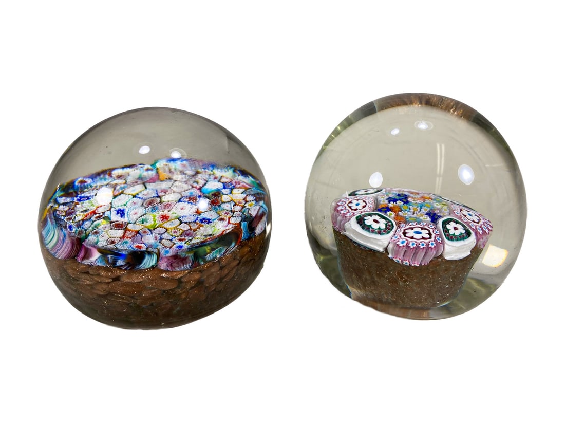2 Millefiori Glass Paperweights: 2 Millefiori Glass Paperweights. 2 5/8 x 2 3/4 in and 2 3/8 x3 in.Local Pick up call one day before to make an appointment. TO SHIP THIS ITEM IN USA OR INTERNATIONAL, PLEASE CONTACT THE SHIPPERS : 1)