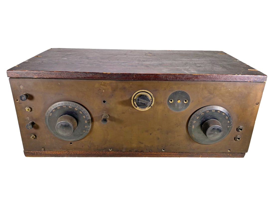 1920 Radio Receiver by Rauland MFG Co, Chicago: 1920 Radio Receiver by Rauland MFG Co, Chicago. 8 1/2 x 21 x 9 3/4 in.Local Pick up call one day before to make an appointment. TO SHIP THIS ITEM IN USA OR INTERNATIONAL, PLEASE CONTACT THE SHIPPERS :