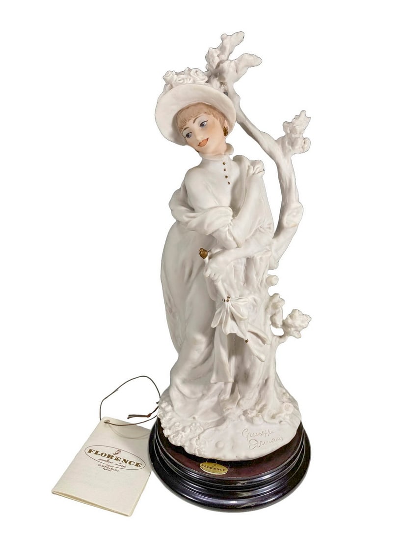 Giuseppe Armani Florence Porcelain Figurine: Giuseppe Armani Florence Porcelain Figurine. 10 5/8 x 4 1/4 in.Local Pick up call one day before to make an appointment. TO SHIP THIS ITEM IN USA OR INTERNATIONAL, PLEASE CONTACT THE SHIPPERS : 1) UPS
