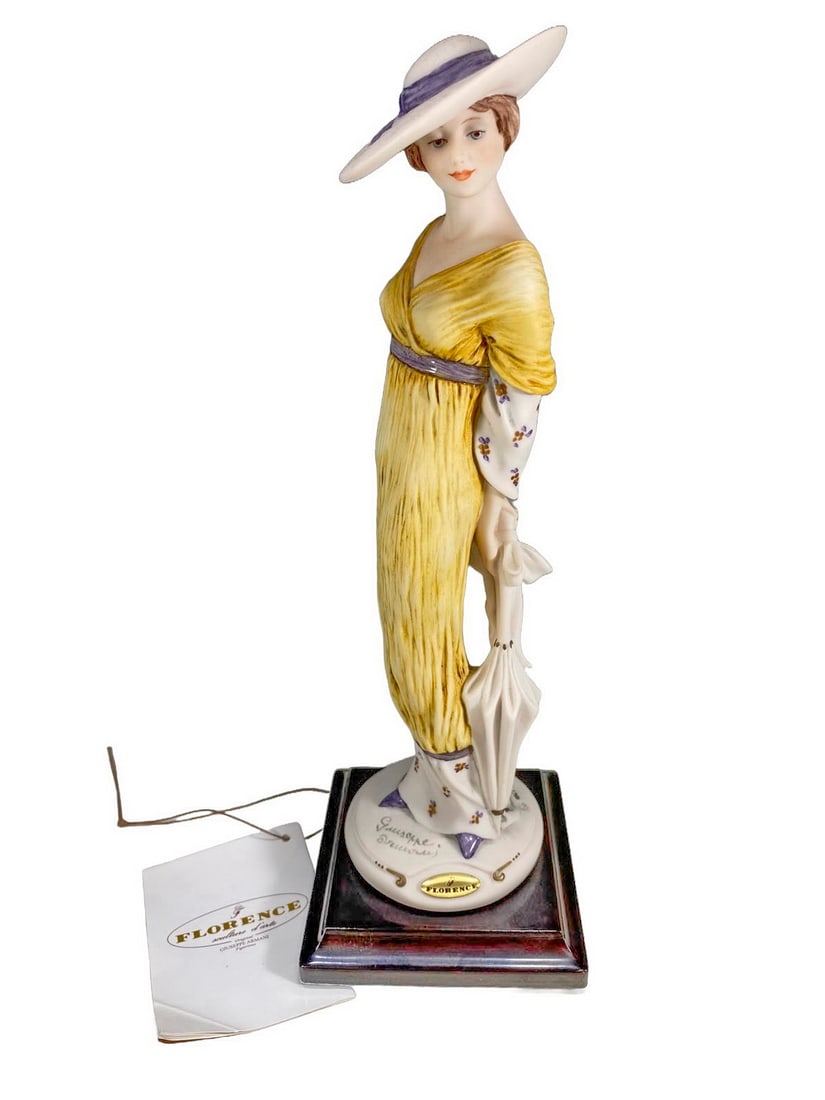 Giuseppe Armani Florence Porcelain Figurine: Giuseppe Armani Florence Porcelain Figurine. 9 3/4 x 3 3/8 x 3 3/8 in.Local Pick up call one day before to make an appointment. TO SHIP THIS ITEM IN USA OR INTERNATIONAL, PLEASE CONTACT THE SHIPPERS :