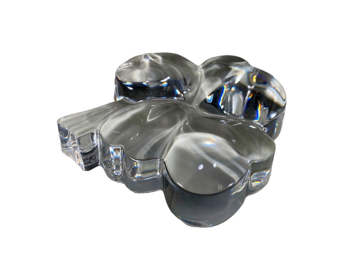 Baccarat 4 Leaf Clover Crystal Paperweight: Baccarat 4 Leaf Clover Crystal Paperweight. 4 1/2 x 3 3/4 x 1 in.Local Pick up call one day before to make an appointment. TO SHIP THIS ITEM IN USA OR INTERNATIONAL, PLEASE CONTACT THE SHIPPERS : 1) U