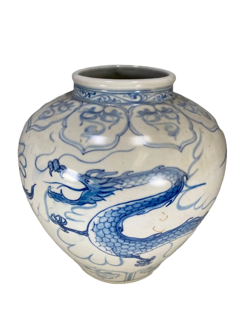 Vintage Vietnamese Blue & White Dragon Vase: Vintage Vietnamese Blue & White Dragon Vase. 10 5/8 x 9 01/2 in.Local Pick up call one day before to make an appointment. TO SHIP THIS ITEM IN USA OR INTERNATIONAL, PLEASE CONTACT THE SHIPPERS : 1) UP