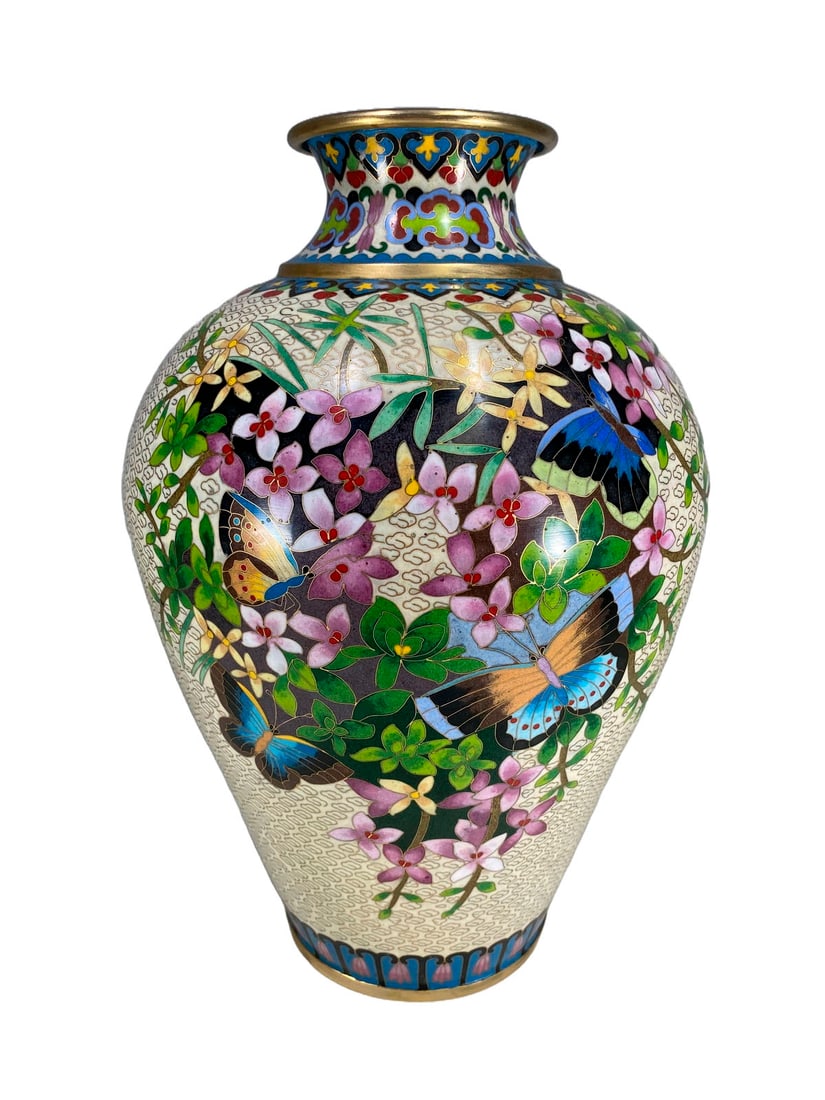 Vintage Chinese Cloisonne Vase: Vintage Chinese Cloisonne Vase. 15 x 9 1/4 in.Local Pick up call one day before to make an appointment. TO SHIP THIS ITEM IN USA OR INTERNATIONAL, PLEASE CONTACT THE SHIPPERS : 1) UPS store1937- David
