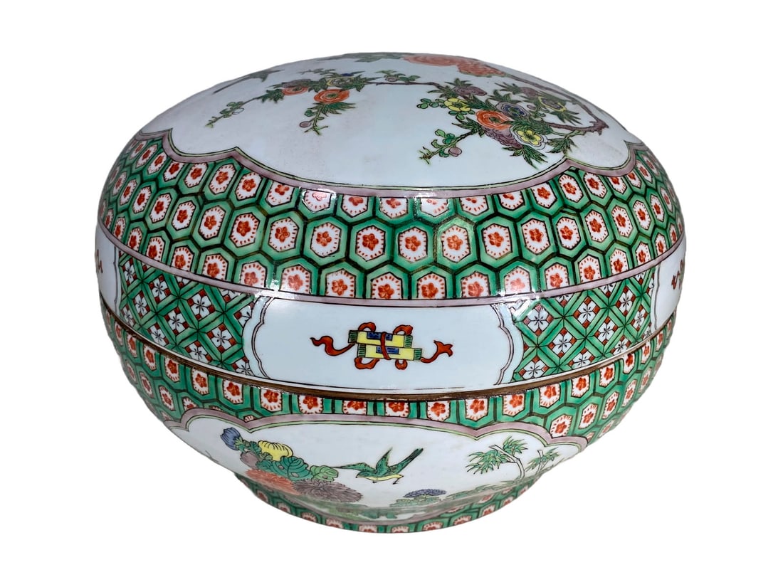 Chinese Famille Vert Porcelain Round Box: Chinese Famille Vert Porcelain Round Box. 9 1/4 x 14 in.Local Pick up call one day before to make an appointment. TO SHIP THIS ITEM IN USA OR INTERNATIONAL, PLEASE CONTACT THE SHIPPERS : 1) UPS store1