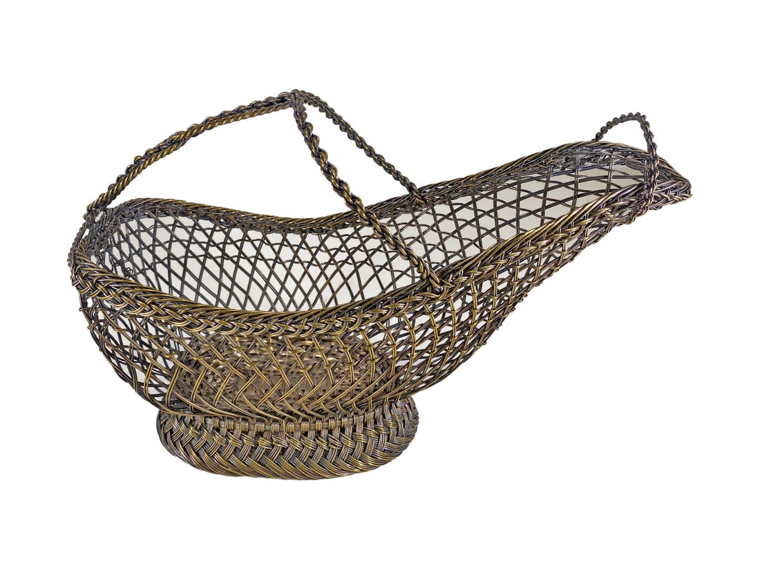 Vintage Wire Mesh Wine Bottle Basket: Vintage Wire Mesh Wine Bottle Basket. 7 1/8 x 10 3/4 x 4 1/4 in.Local Pick up call one day before to make an appointment. TO SHIP THIS ITEM IN USA OR INTERNATIONAL, PLEASE CONTACT THE SHIPPERS : 1) UP