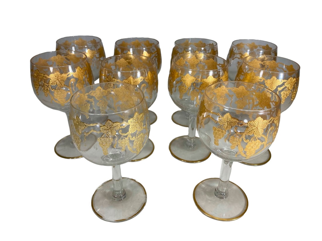 Lot of 10 Etched Grapevines Wine Glasses: Lot of 10 Etched Grapevines Wine Glasses. 6 x 3 1/8 in.Local Pick up call one day before to make an appointment. TO SHIP THIS ITEM IN USA OR INTERNATIONAL, PLEASE CONTACT THE SHIPPERS : 1) UPS store19