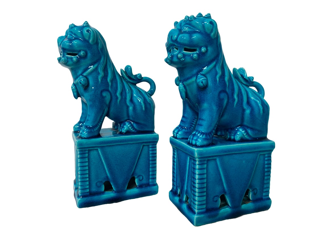 Chinese Pair of Foodogs Porcelain Statues: Chinese Pair of Foodogs Porcelain Statues. 7 5/8 x 2 3/8 x 3 5/8 in.Local Pick up call one day before to make an appointment. TO SHIP THIS ITEM IN USA OR INTERNATIONAL, PLEASE CONTACT THE SHIPPERS : 1