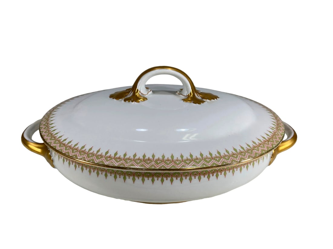 Limoges, France Porcelain Tureen: Limoges, France Porcelain Tureen. 4 7/8 x 10 3/4 x 7 in.Local Pick up call one day before to make an appointment. TO SHIP THIS ITEM IN USA OR INTERNATIONAL, PLEASE CONTACT THE SHIPPERS : 1) UPS store1