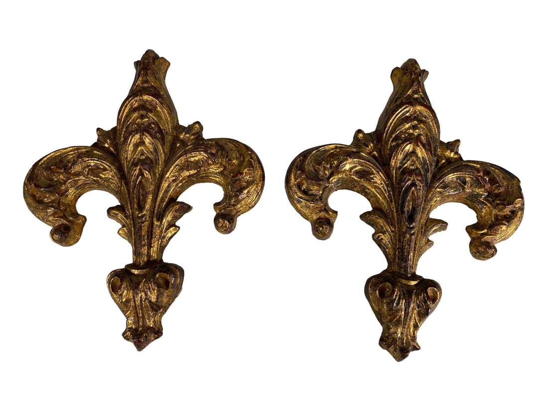 Vintage Pair of Fleur de Lis Gilt Wood Ornaments: Vintage Pair of Fleur de Lis Gilt Wood Ornaments. 8 3/4 x 6 1/2 x 1 in.Local Pick up call one day before to make an appointment. TO SHIP THIS ITEM IN USA OR INTERNATIONAL, PLEASE CONTACT THE SHIPPERS 