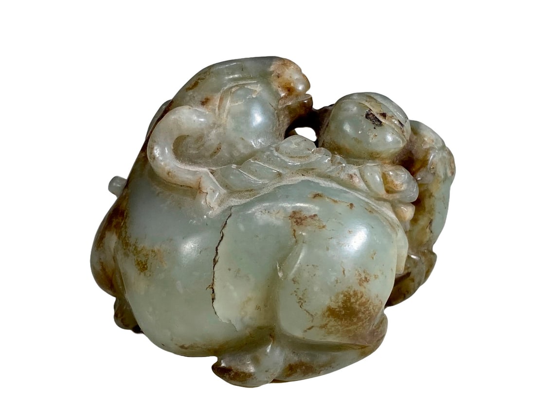 Antique Chinese Carved Jade Sculpture: Antique Chinese Carved Jade Sculpture. 1 5/8 x 2 1/8 x 1 1/2 in.Local Pick up call one day before to make an appointment. TO SHIP THIS ITEM IN USA OR INTERNATIONAL, PLEASE CONTACT THE SHIPPERS : 1) UP