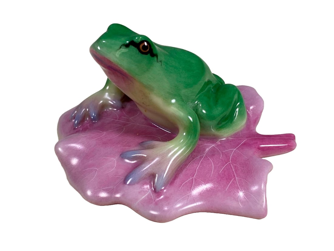 Herend Frog on Lily Porcelain Figurine: Herend Frog on Lily Porcelain Figurine. 1 5/8 x 2 7/8 x 2 1/2 in.Local Pick up call one day before to make an appointment. TO SHIP THIS ITEM IN USA OR INTERNATIONAL, PLEASE CONTACT THE SHIPPERS : 1) U