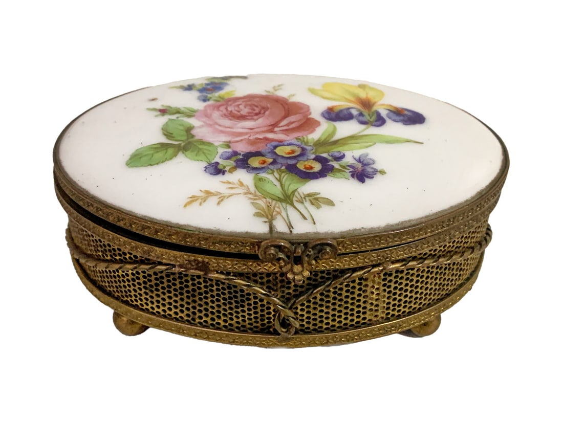 Limoges, France Bronce & Porcelain Music Box: Limoges, France Bronce & Porcelain Music Box. 1 3/4 x 5 x 3 3/4 in.Local Pick up call one day before to make an appointment. TO SHIP THIS ITEM IN USA OR INTERNATIONAL, PLEASE CONTACT THE SHIPPERS : 1)