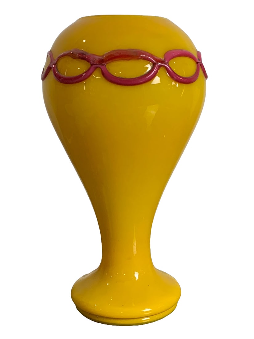 French Art Deco Yellow Glass Vase: French Art Deco Yellow Glass Vase. 6 3/4 x 3 3/4 in.Local Pick up call one day before to make an appointment. TO SHIP THIS ITEM IN USA OR INTERNATIONAL, PLEASE CONTACT THE SHIPPERS : 1) UPS store1937-