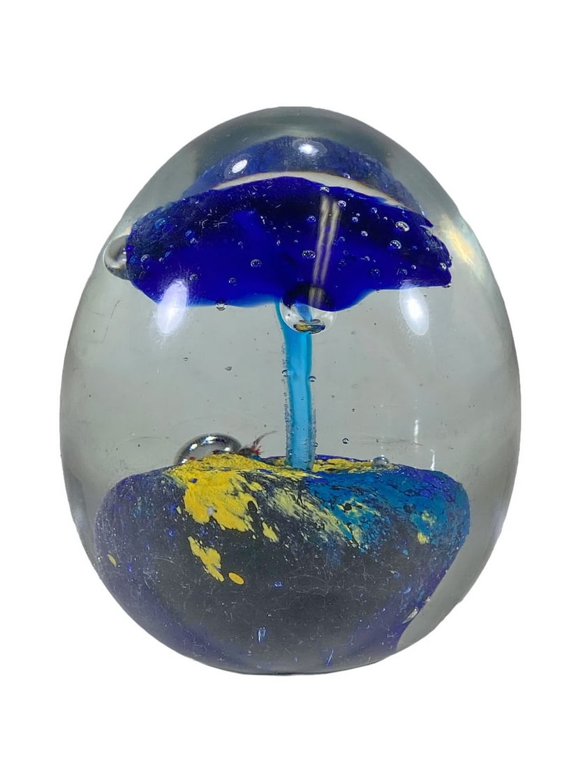 Vintage Studio Art Glass Paperweight: Vintage Studio Art Glass Paperweight. 3 5/8 x 3 in.Local Pick up call one day before to make an appointment. TO SHIP THIS ITEM IN USA OR INTERNATIONAL, PLEASE CONTACT THE SHIPPERS : 1) UPS store1937-