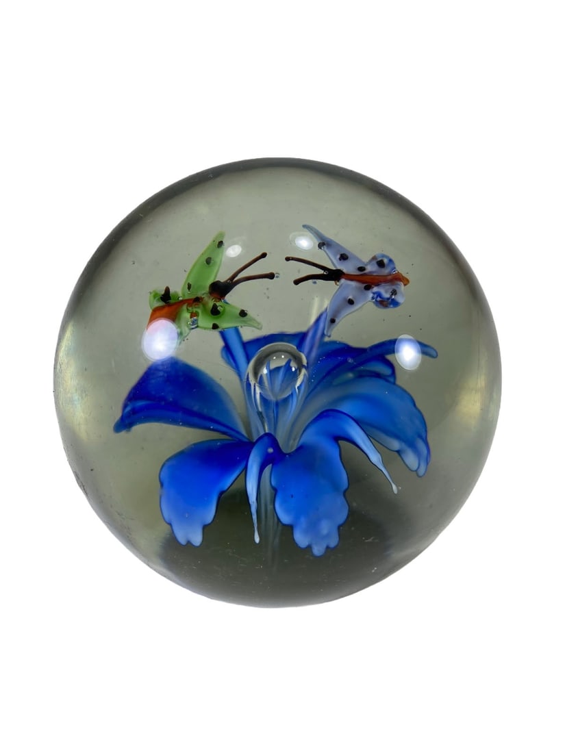 Vintage Studio Art Glass Butterflies Paperweight: Vintage Studio Art Glass Butterflies Paperweight. 3 x 3 in.Local Pick up call one day before to make an appointment. TO SHIP THIS ITEM IN USA OR INTERNATIONAL, PLEASE CONTACT THE SHIPPERS : 1) UPS sto