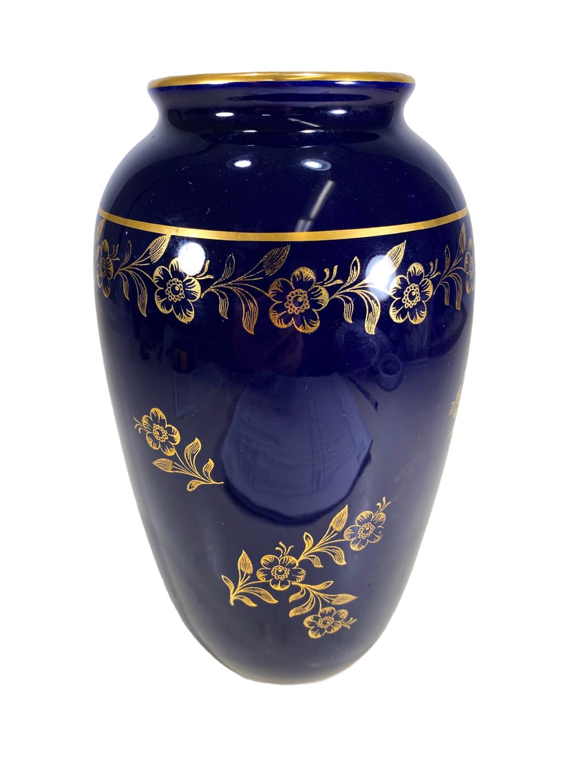 Limoges, France Blue & Gold Porcelain Vase: Limoges, France Blue & Gold Porcelain Vase. 9 1/4 x 5 in.Local Pick up call one day before to make an appointment. TO SHIP THIS ITEM IN USA OR INTERNATIONAL, PLEASE CONTACT THE SHIPPERS : 1) UPS store