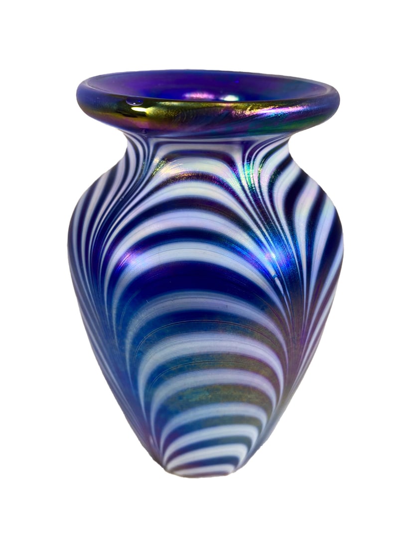 Roger Vines MSH ASH Glass Vase: Roger Vines MSH ASH Glass Vase. 4 1/2 x 2 3/4 in.Local Pick up call one day before to make an appointment. TO SHIP THIS ITEM IN USA OR INTERNATIONAL, PLEASE CONTACT THE SHIPPERS : 1) UPS store1937- Da