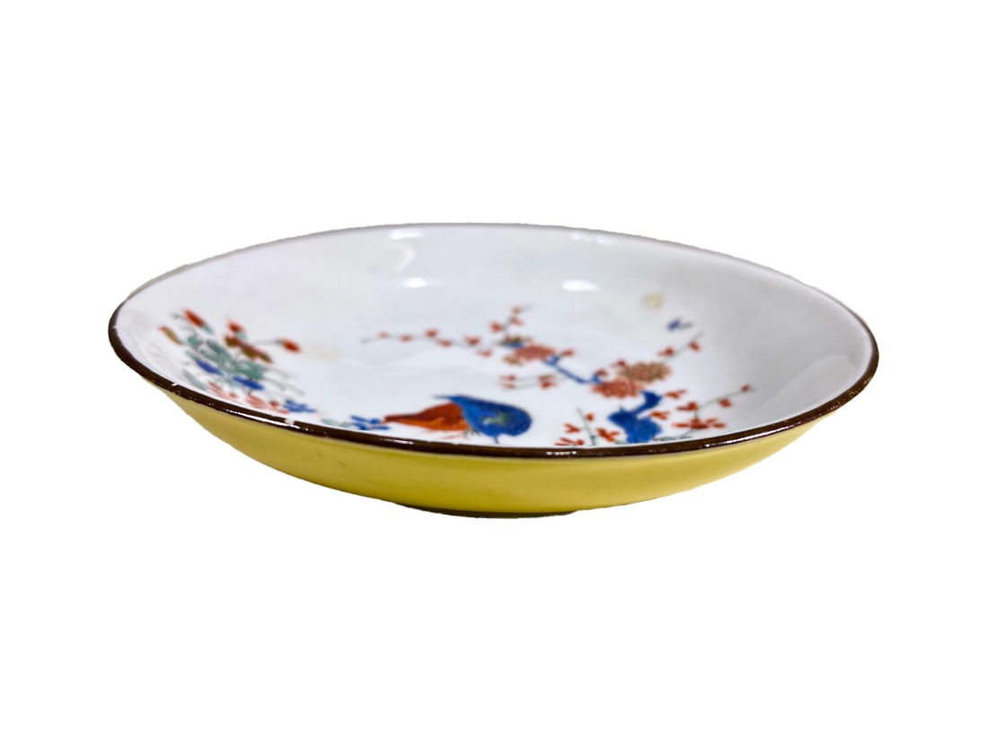 Antique German Meissen Porcelain Saucer: Antique German Meissen Porcelain Saucer. 7/8 x 4 1/8 in.Local Pick up call one day before to make an appointment. TO SHIP THIS ITEM IN USA OR INTERNATIONAL, PLEASE CONTACT THE SHIPPERS : 1) UPS store1