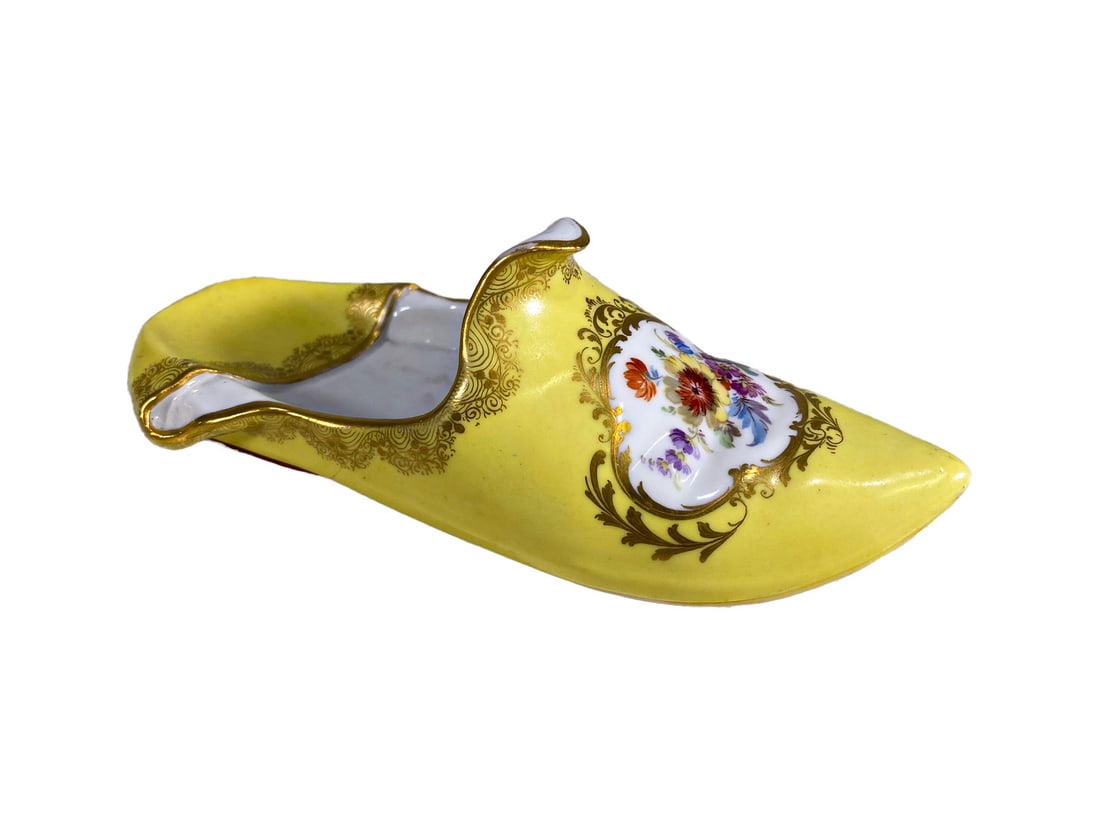 Antique Meissen, Germany Porcelain Slipper: Antique Meissen, Germany Porcelain Slipper. 2 1/4 x 6 5/8 x 2 3/8 in.Local Pick up call one day before to make an appointment. TO SHIP THIS ITEM IN USA OR INTERNATIONAL, PLEASE CONTACT THE SHIPPERS : 