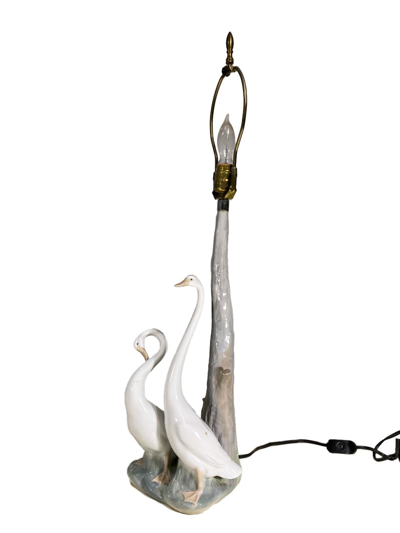 Lladro Nao 2 Geese Porcelain Lamp: Lladro Nao 2 Geese Porcelain Lamp. 29 1/4 x 7 1/4 x 6 1/4 in total, 21 in tall just the base.Local Pick up call one day before to make an appointment. TO SHIP THIS ITEM IN USA OR INTERNATIONAL, PLEASE
