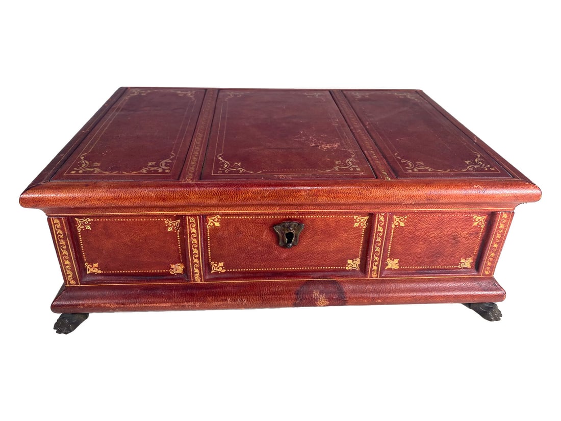 Vintage Leather & Velvet Jewelry Box: Vintage Leather & Velvet Jewelry Box. 3 7/8 x 11 1/4 x 7 5/8 in.Local Pick up call one day before to make an appointment. TO SHIP THIS ITEM IN USA OR INTERNATIONAL, PLEASE CONTACT THE SHIPPERS : 1) UP