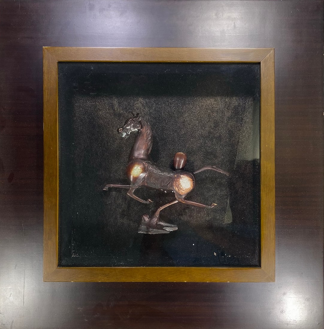 Vintage Chinese Carved Stone Horse Statue, framed: Vintage Chinese Carved Stone Horse Statue, framed. 22 x 21 1/2 x 3 1/4 in framed.Local Pick up call one day before to make an appointment. TO SHIP THIS ITEM IN USA OR INTERNATIONAL, PLEASE CONTACT THE