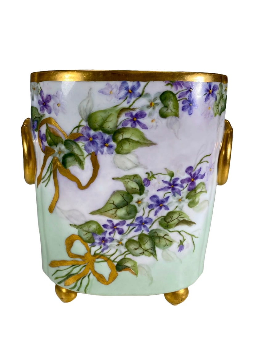 Limoges, France Hand Painted Porcelain Bowl: Limoges, France Hand Painted Porcelain Bowl. 6 3/4 x 6 x 3 in.Local Pick up call one day before to make an appointment. TO SHIP THIS ITEM IN USA OR INTERNATIONAL, PLEASE CONTACT THE SHIPPERS : 1) UPS