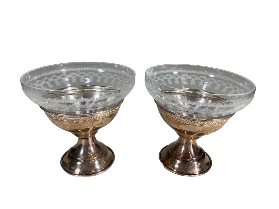 Vintage Pair of Sterling & Etched Glass Bowls: Vintage Pair of Sterling & Etched Glass Bowls. Weight: 40.4 grams. 3 1/2 x 3 5/8 in.Local Pick up call one day before to make an appointment. TO SHIP THIS ITEM IN USA OR INTERNATIONAL, PLEASE CONTACT 