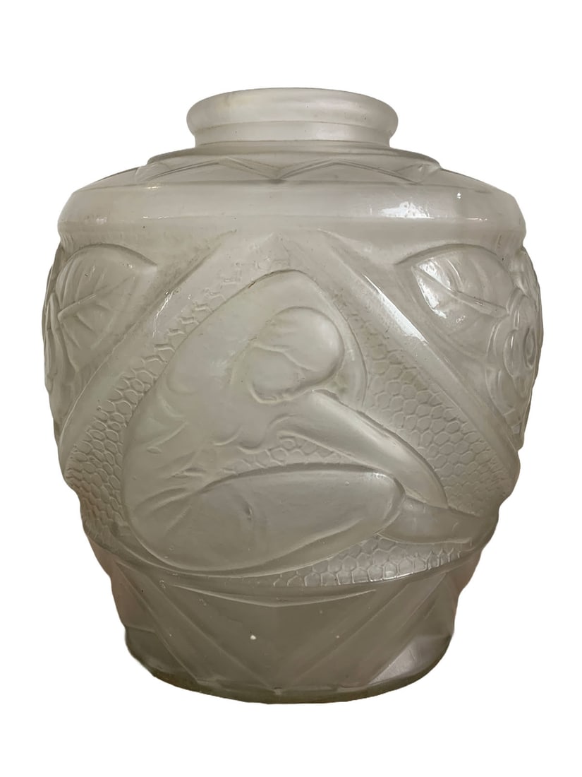 French Art Deco Frosted Glass Vase: French Art Deco Frosted Glass Vase. 8 1/2 x 7 x 6 in.Local Pick up call one day before to make an appointment. TO SHIP THIS ITEM IN USA OR INTERNATIONAL, PLEASE CONTACT THE SHIPPERS : 1) UPS store1937