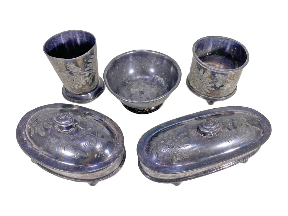 Reed & Barton Antique Toilette Set: Reed & Barton Antique Toilette Set. 3 1/4 x 3 5/8 in, 3 7/8 x 3 in, 2 3/8 x 5 in, 3 1/4 x 6 x 3 3/4 in and 2 3/4 x 7 5/8 x 3 1/4 in.Local Pick up call one day before to make an appointment. TO SHIP TH