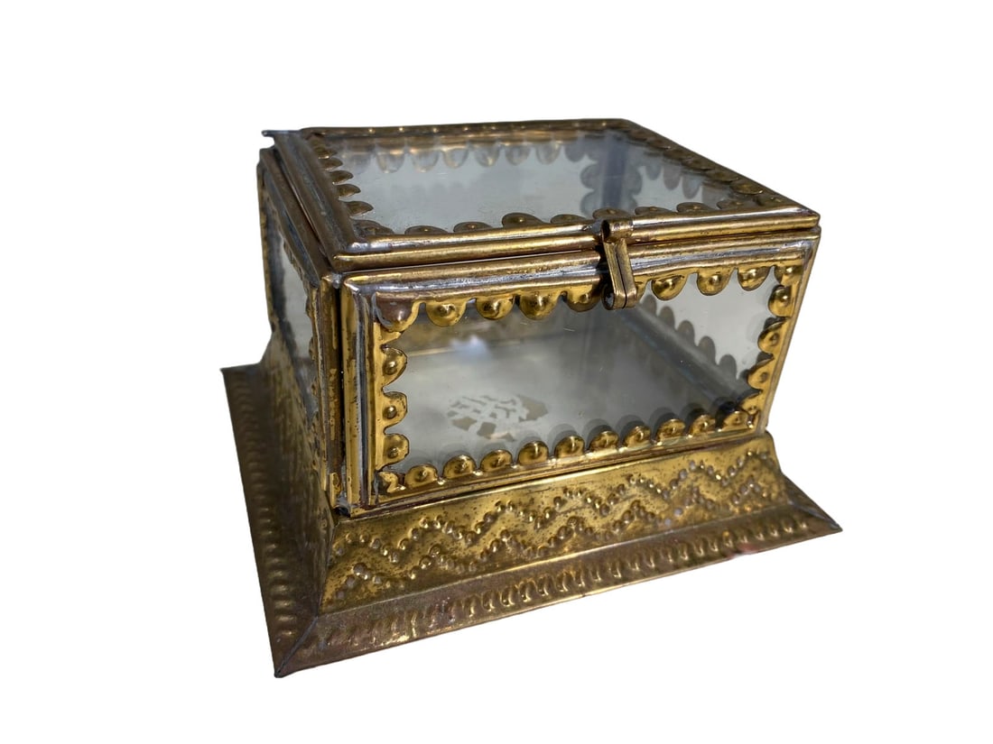 Vintage Brass & Glass Jewelry Box: Vintage Brass & Glass Jewelry Box. 3 1/8 x 5 3/8 x 4 5/8 in.Local Pick up call one day before to make an appointment. TO SHIP THIS ITEM IN USA OR INTERNATIONAL, PLEASE CONTACT THE SHIPPERS : 1) UPS st