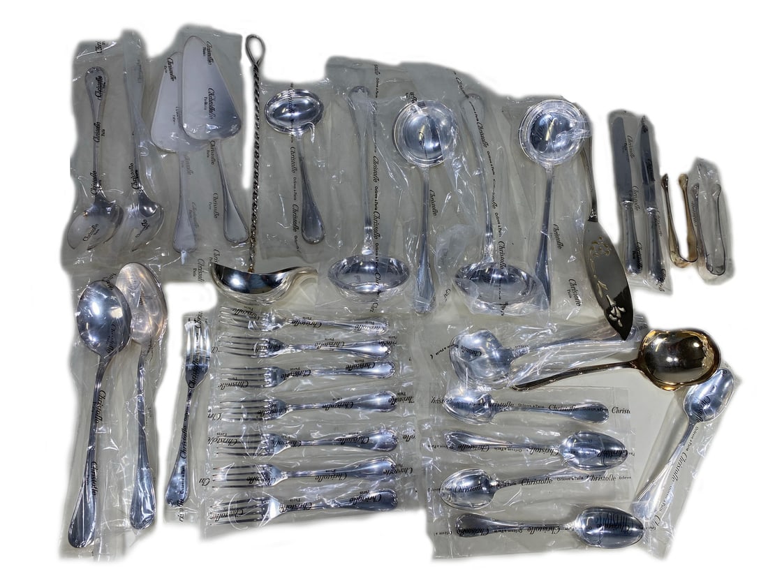 Christofle, France 32 pieces Never Used: Christofle, France 32 pieces Never Used. 5 Spoons, 2 Kives, 8 Forks & 17 Service pcs,Local Pick up call one day before to make an appointment. TO SHIP THIS ITEM IN USA OR INTERNATIONAL, PLEASE CONTACT