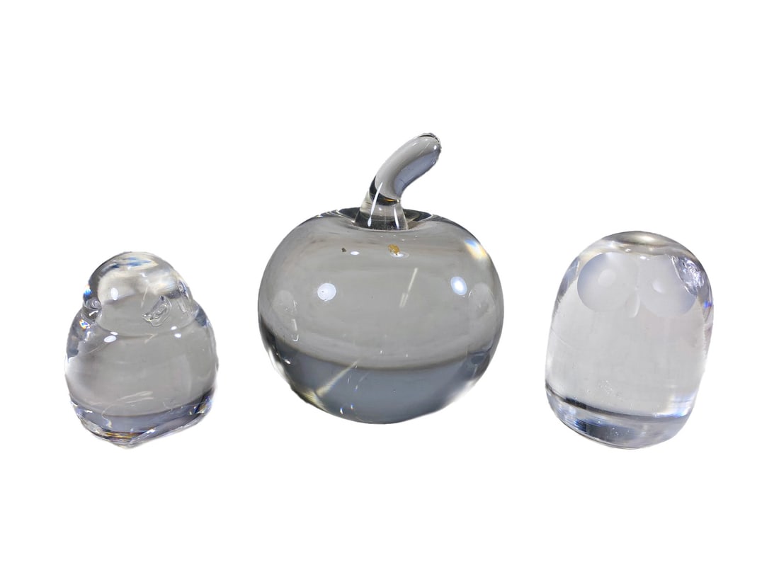 2 Hadeland, Norway & Other Glass Paperweights: 2 Hadeland, Norway & Other Glass Paperweights. Owl: 2 3/8 x 1 5/8 in. Bird: 2 x 2 x 1 5/8 in. Apple: 3 1/8 x 2 3/4 in.Local Pick up call one day before to make an appointment. TO SHIP THIS ITEM IN USA